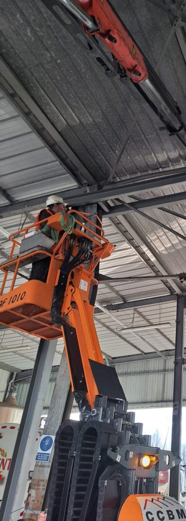 ccbm en chantier sur toiture industrielle métallique ccbm est en chantier sur une toiture industrielle métallique dans la région auvergne rhône alpes